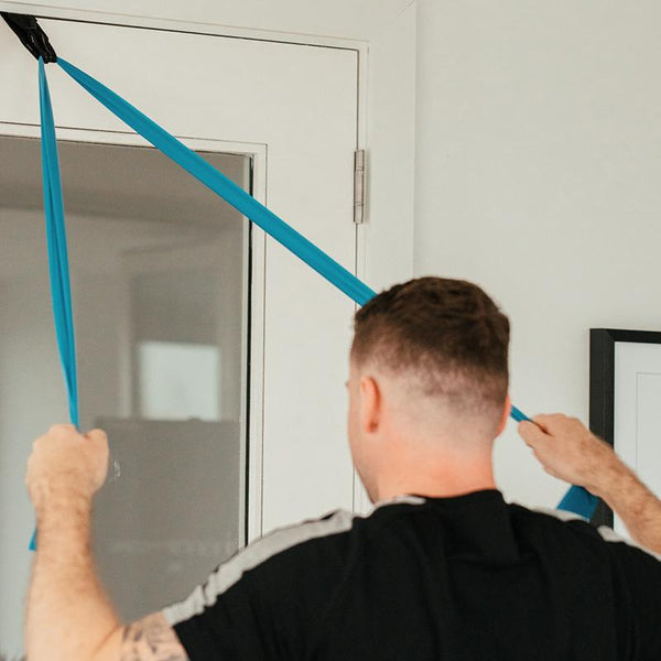 HIT FITNESS Resistance Bands Pack and Door Anchor - Man exercising