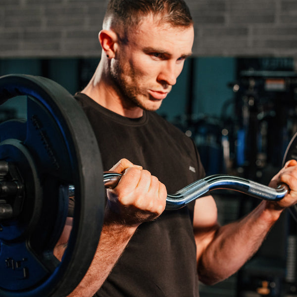 Hit Fitness 47 EZ Curl Bar - Man doing Curls