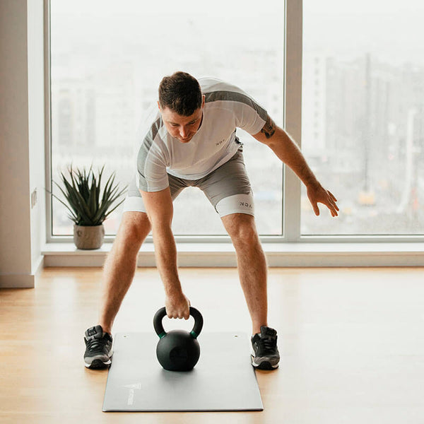 Hit Fitness Cast Iron Kettlebell | 10kg - Man exercising